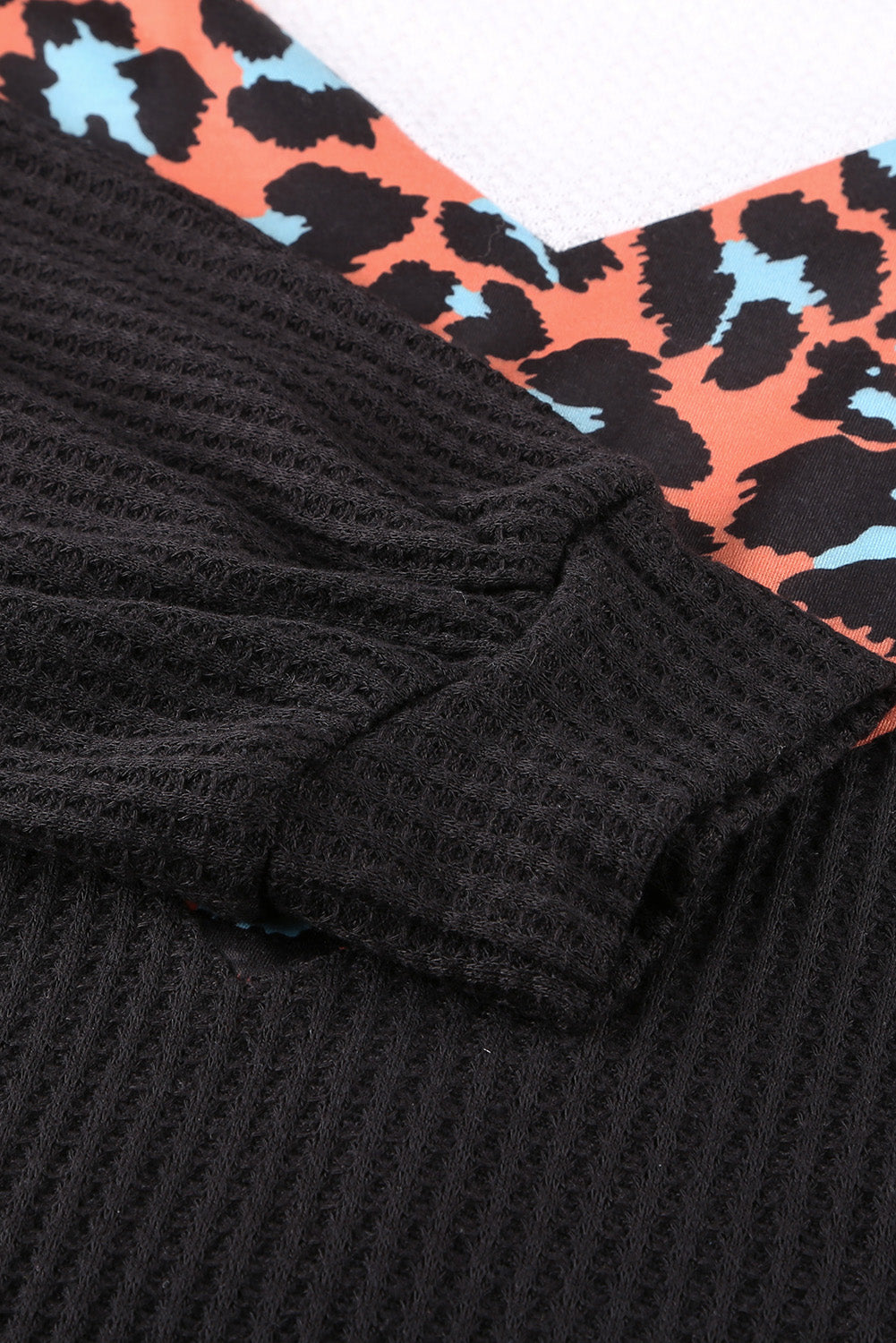 Top in maglia colorblock con patchwork leopardato