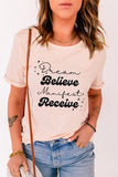 T-shirt con grafica Dream Believe Manifest Receive Letter