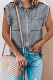 Camicia di jeans abbottonata con manica arrotolata e tasca