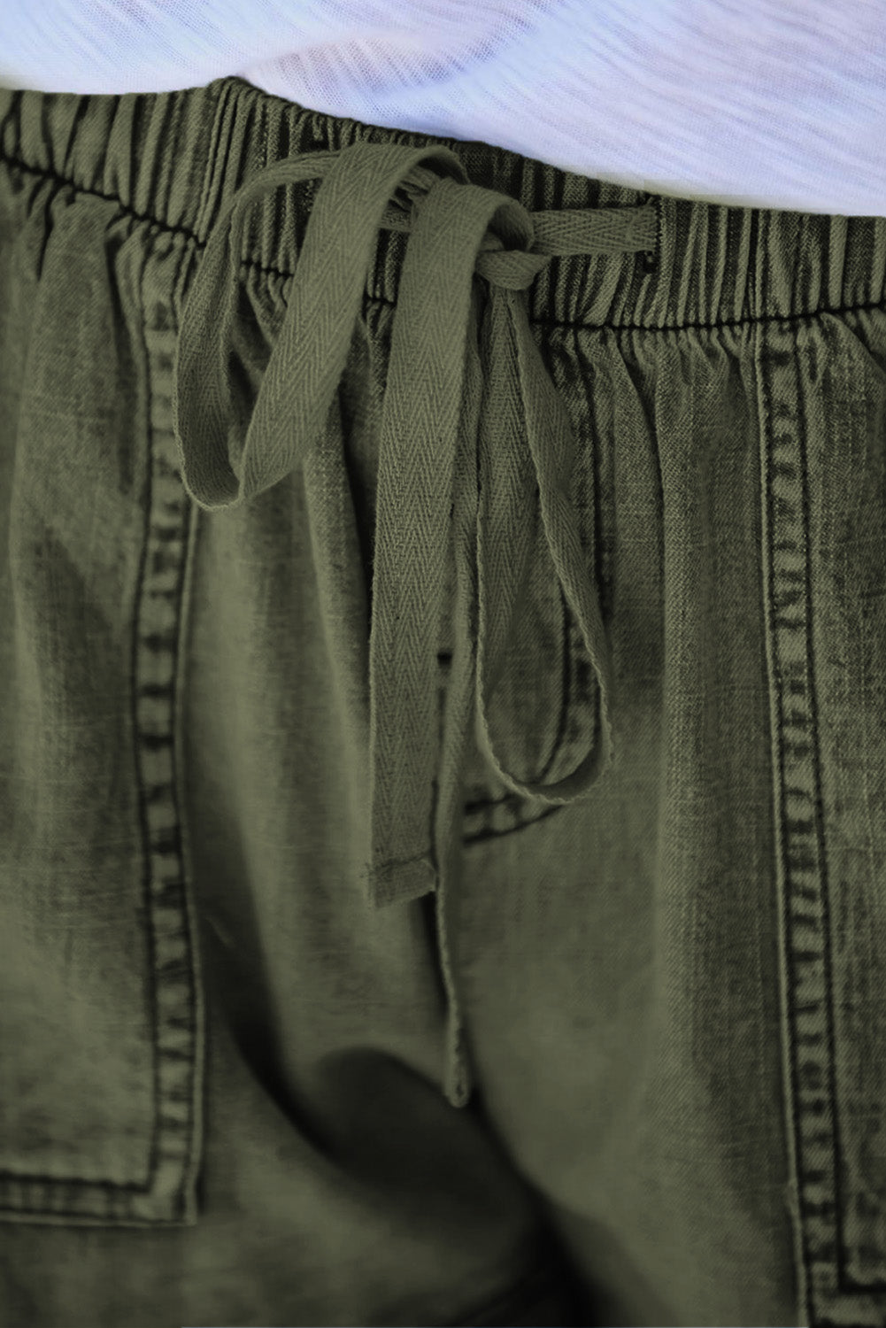 Pantaloncini di jeans sfilacciati con tasche casuali