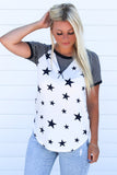 T-shirt con maniche raglan a righe bianche sotto le stelle