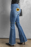 Jeans svasati strappati con orlo grezzo a vita alta