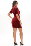 Mini abito in velluto rosso vino con scollo quadrato e busto scollato