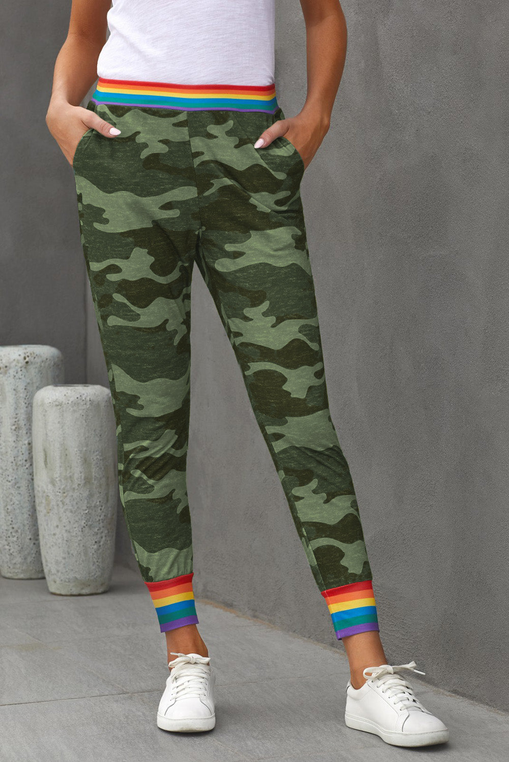 Pantaloni casual mimetici grigi a righe arcobaleno