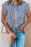 Camicia di jeans abbottonata con manica arrotolata e tasca