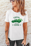 T-shirt grafica con stampa di auto con lettera di trifoglio di San Patrizio