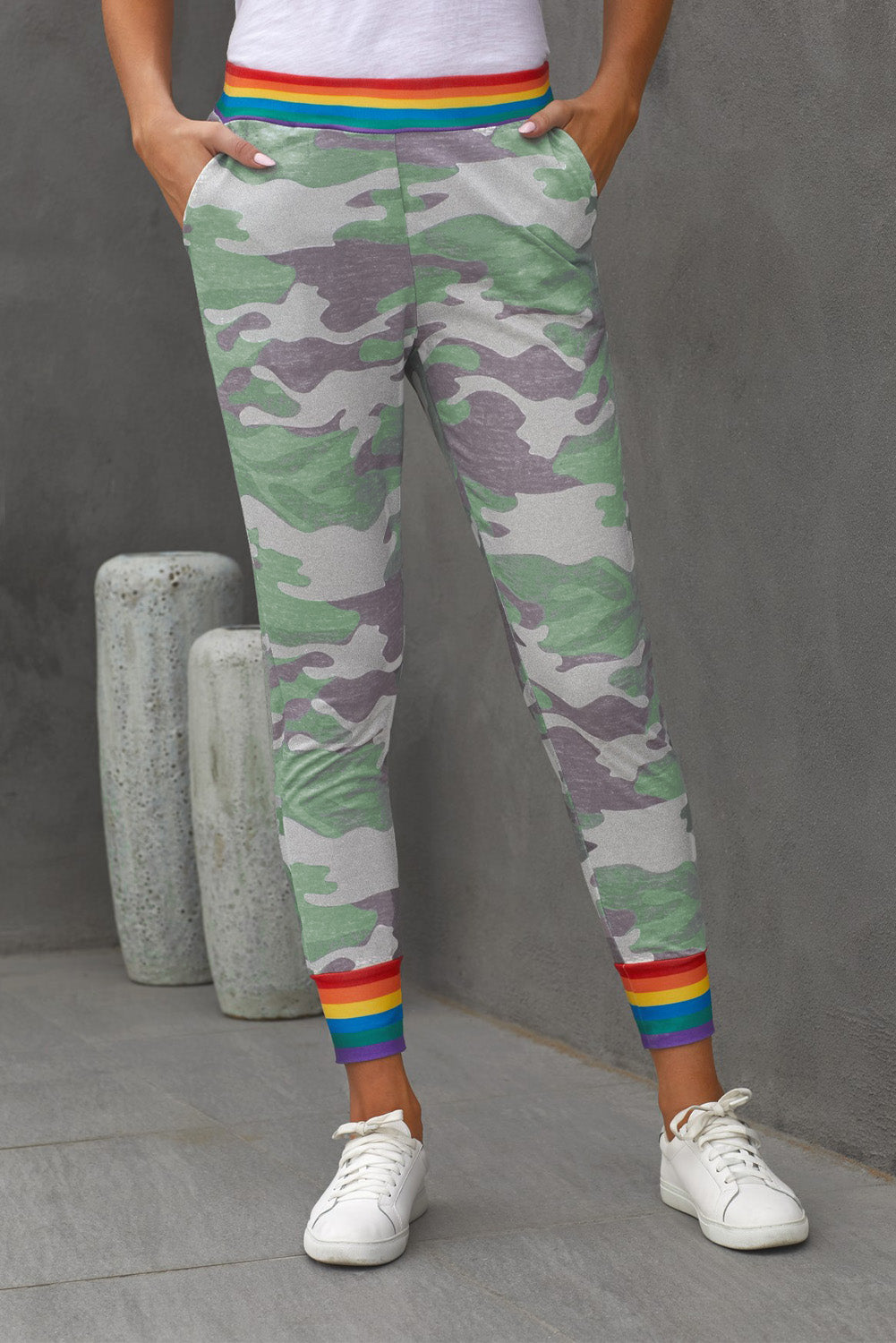 Pantaloni casual mimetici grigi a righe arcobaleno