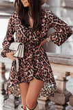 Mini abito a maniche lunghe con stampa leopardata Abito con scollo a V avvolto alto e basso
